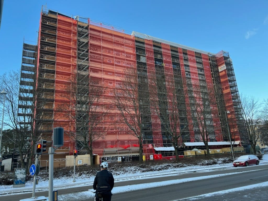 Byggnadsställning i Stockholm med väderskydd